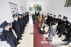 老物管未退新物管已來，小區(qū)兩群保安站崗困局